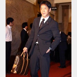 ２００７年の初登院はルイ・ヴィトンのバッグで（Ｃ）日刊ゲンダイ