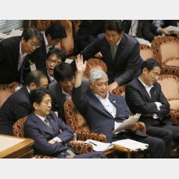 中谷防衛相（写真中央）／（Ｃ）日刊ゲンダイ