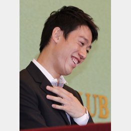 以前の会見でも襟元に手が…（Ｃ）日刊ゲンダイ