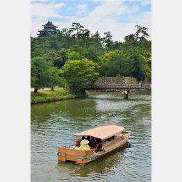 天守閣の下を屋形船が行く（Ｃ）日刊ゲンダイ