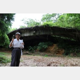 掩体壕を前に説明する中島さん（Ｃ）日刊ゲンダイ