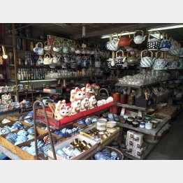 陶器が所狭しと並ぶ（カワスギ陶器店）（Ｃ）日刊ゲンダイ