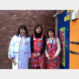 売り場の女神？（左から、福谷、金村、未富さんと名前もめでたい）（Ｃ）日刊ゲンダイ