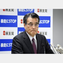 定例会見をする民主党の岡田代表（Ｃ）日刊ゲンダイ