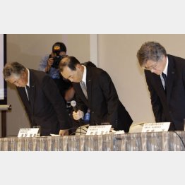 いくら頭を下げても…（Ｃ）日刊ゲンダイ