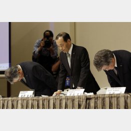 平身低頭の旭化成建材・前田社長（右）／（Ｃ）日刊ゲンダイ