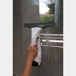 窓用バキュームクリーナー「ＷＶ７５ ｐｌｕｓ」（Ｃ）日刊ゲンダイ