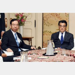 民主党の岡田代表（右）と共産党の志位委員長（Ｃ）日刊ゲンダイ