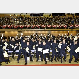 アルバムには意外な真実が潜む（写真は防衛大学校の卒業式）／（Ｃ）日刊ゲンダイ