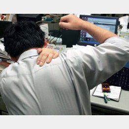 「今夜も俺が最後かあ…？」（Ｃ）日刊ゲンダイ