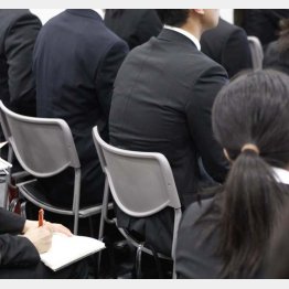 経団連に振り回される学生（Ｃ）日刊ゲンダイ