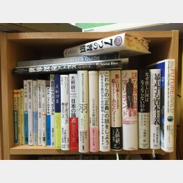 繰り返し読んでいるのは「７つの習慣」。この本は付箋だらけです（Ｃ）日刊ゲンダイ