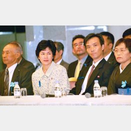 蓮池薫さん（右から２番目）は透さんの実弟（Ｃ）日刊ゲンダイ