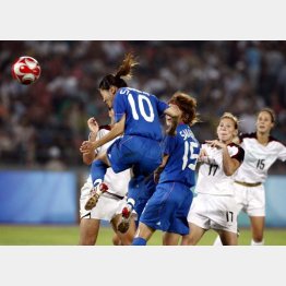 澤穂希のめまいもヘディングが影響か（Ｃ）日刊ゲンダイ