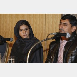 父親のラフィーク・ウル・レフマンさん（右）も来日（Ｃ）日刊ゲンダイ