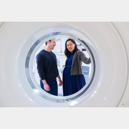 妻のお腹はかなり大きい（ＦＢから）