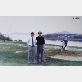 ８７年、北朝鮮でオープン１０日前のゴルフ場でプレー（提供写真）