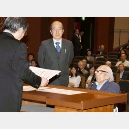 母校の卒業証書を８０年目にして受け取った（Ｃ）日刊ゲンダイ