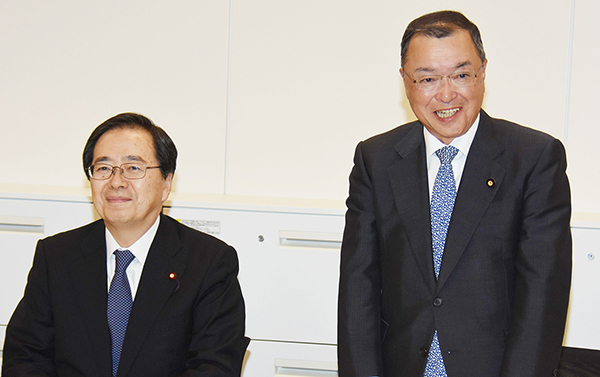 公明党の斉藤鉄夫税調会長（左）と自民党の宮沢洋一税調会長（Ｃ）日刊ゲンダイ