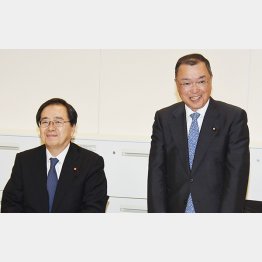 公明党の斉藤鉄夫税調会長（左）と自民党の宮沢洋一税調会長（Ｃ）日刊ゲンダイ