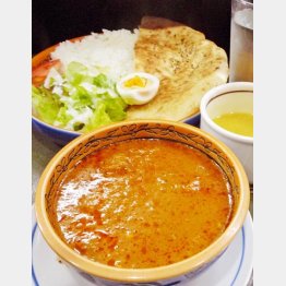 ハーフライス・ハーフナン、茹で卵、豆スープ付きのＢセット（Ｃ）日刊ゲンダイ