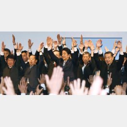 自民党立党60周年記念式典（Ｃ）日刊ゲンダイ