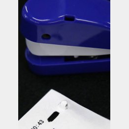 針のいらないホッチキス（Ｃ）日刊ゲンダイ