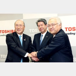 粉飾決算のＡ級戦犯たち（左から西田、田中、佐々木氏）／（Ｃ）日刊ゲンダイ