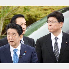 安倍首相と高木復興相（Ｃ）日刊ゲンダイ
