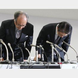 スカイマーク倒産会見（有森社長と井出会長・左＝ともに当時）／（Ｃ）日刊ゲンダイ