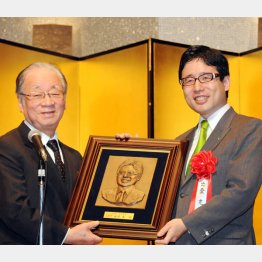 「平成26年度財界賞 経営者賞」贈呈式で堺屋太一氏から盾を送られる出雲充ユーグレナ社長（Ｃ）日刊ゲンダイ