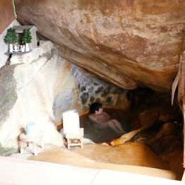 増富温泉「不老閣」の岩風呂（Ｃ）日刊ゲンダイ
