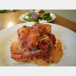 「ワタリガニのトマトソース」生ハム付きのサラダの付いたパスタランチ（Ｃ）日刊ゲンダイ