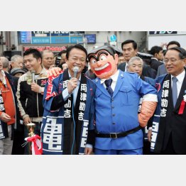 麻生政権が突然ブチ上げたが…（０８年亀有の両さん像除幕式で）／（Ｃ）日刊ゲンダイ