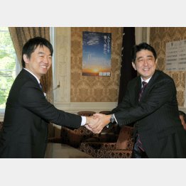 「相棒」になり得るのか（橋下氏＝左と安倍首相）／（Ｃ）日刊ゲンダイ