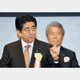 二人三脚（後ろは榊原経団連会長）／（Ｃ）日刊ゲンダイ