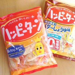 軽い食感と甘じょっぱい粉のバランスが絶妙（Ｃ）日刊ゲンダイ