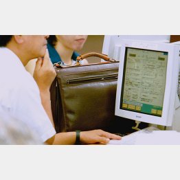 ハローワークで職を探す人たち（写真はイメージ）（Ｃ）日刊ゲンダイ