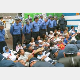 辺野古移設に抗議する人々（Ｃ）日刊ゲンダイ