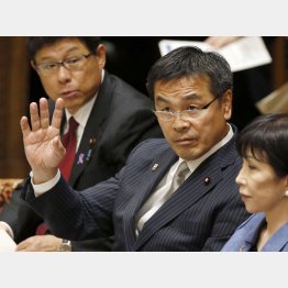 馳文科省にも疑惑の目（Ｃ）日刊ゲンダイ