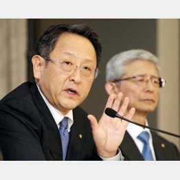 中小メーカーの「トヨタ追随」は簡単じゃない（写真左は豊田章男社長）／（Ｃ）日刊ゲンダイ