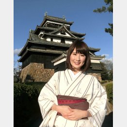 ちどり娘・渡辺さんと松江城（Ｃ）日刊ゲンダイ