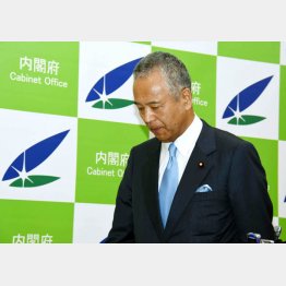 “針のむしろ”は続く（２１日、記者会見での甘利経済再生相）／（Ｃ）日刊ゲンダイ