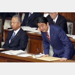 安倍首相（右）と甘利大臣（Ｃ）日刊ゲンダイ