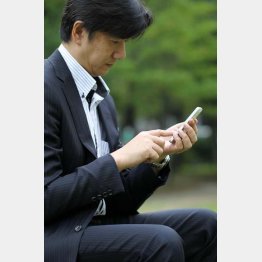 経済的に苦しいとスマホが持てなくなるかも（Ｃ）日刊ゲンダイ