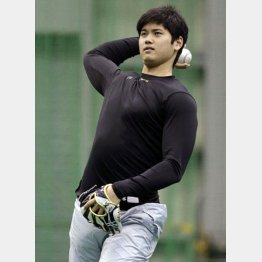 投球練習をする大谷（Ｃ）日刊ゲンダイ