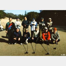 イージー会の豪華メンバー。後列１番左が北見さん（提供写真）