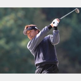 脱力グリップだからヘッドが走る（Ｃ）日刊ゲンダイ