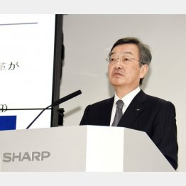 技術流出より銀行経営を優先（４日、会見で社長続投意欲を示した高橋社長）／（Ｃ）日刊ゲンダイ