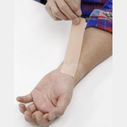 伸縮テープ（Ｃ）日刊ゲンダイ